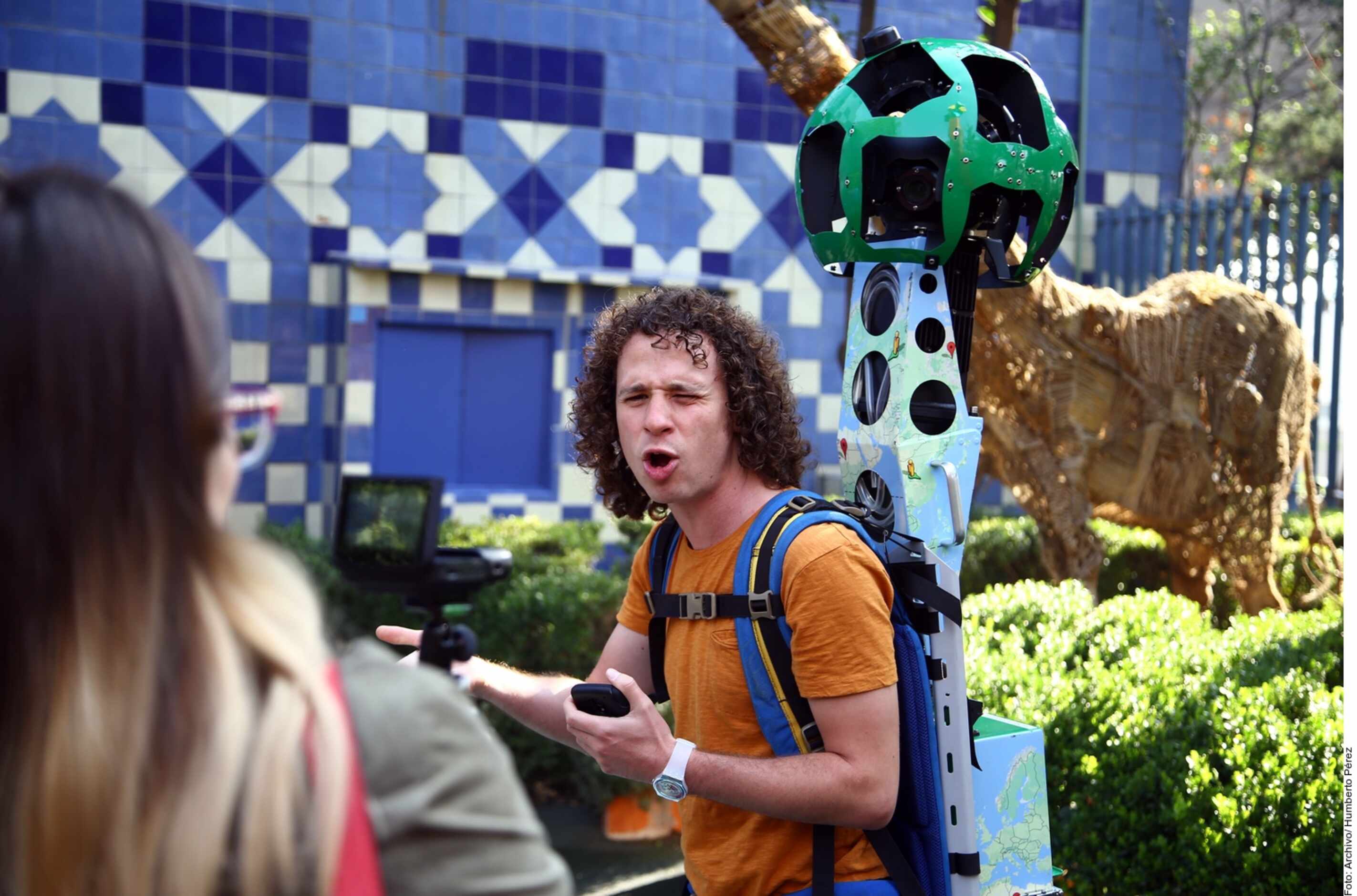 Descubren en video de Luisito Comunica a hombre grabando bajo la falda de  una mujer