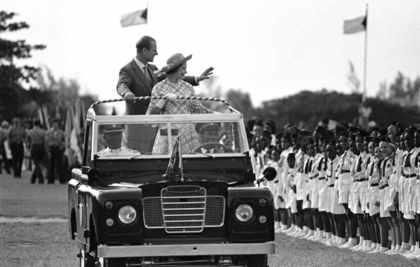 En esta foto del 15 de octubre de 1977, la reina Isabel II de Gran Bretaña y el príncipe...