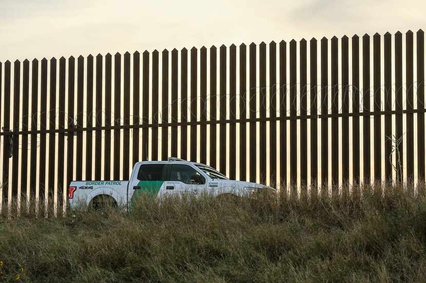 Un vehículo de la Patrulla Fronteriza vigila un sector del muro en la frontera entre el...
