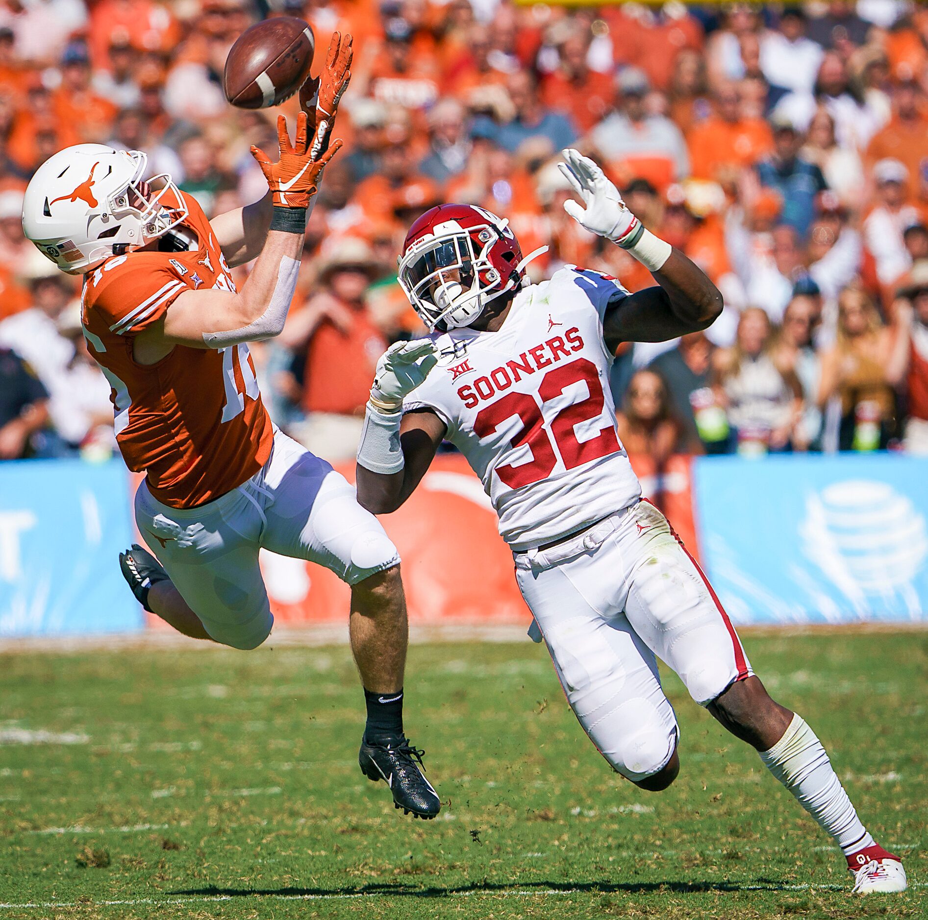 Texas wide receiver Jake Smith (16) has a pass go off his hands as Oklahoma safety Delarrin...