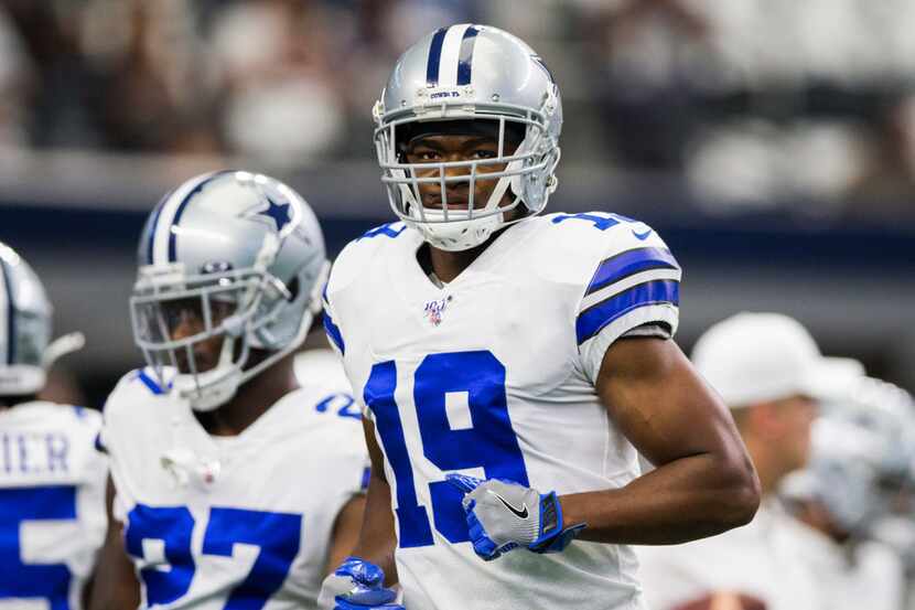 Dallas Cowboys wide receiver Amari Cooper (19) warms up before an NFL game between the New...