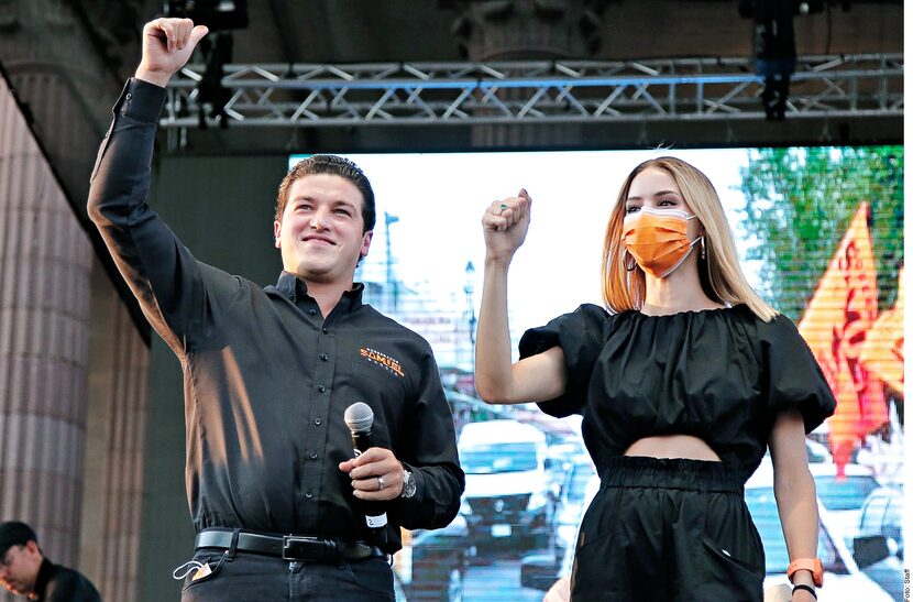 Samuel García celebró el domingo con su esposa, Mariana Rodríguez, y miles de simpatizantes...