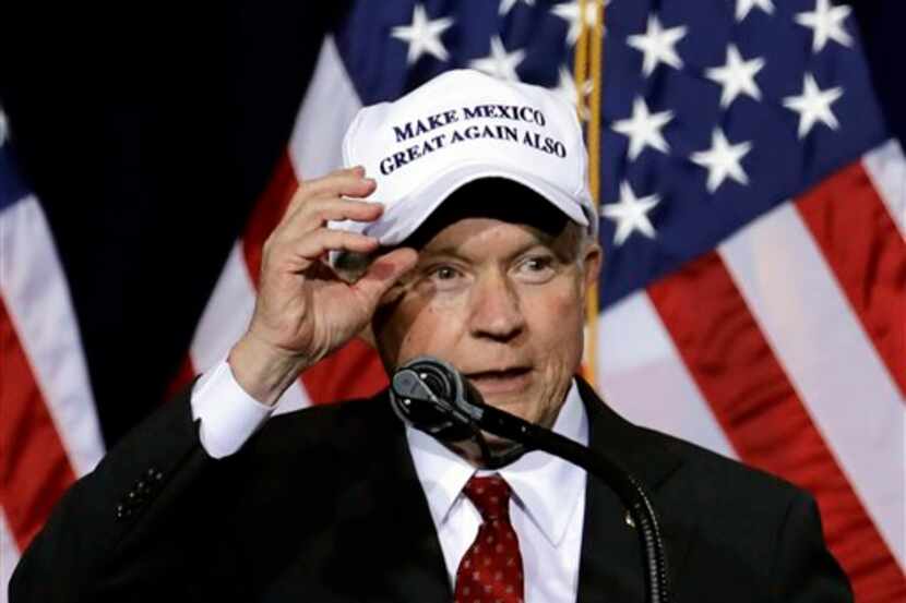 El senador de Estados Unidos Jeff Sessions, republicano por Alabama, usa una gorra con la...