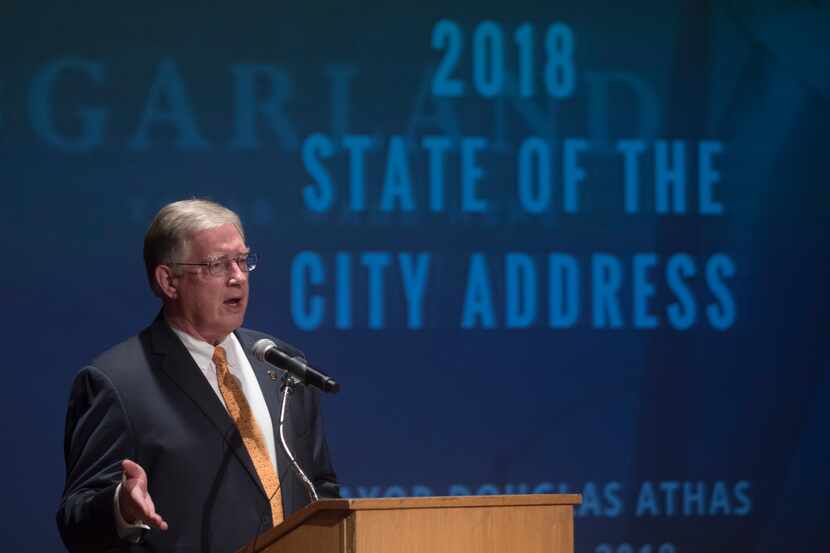 El alcalde de Garland, Douglas Athas, da su informe. La ciudad invita a sus residentes a...