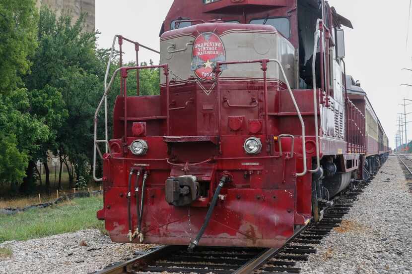 El North Pole Express realiza un paseo por el Grapevine Vintage Railroad durante la época...