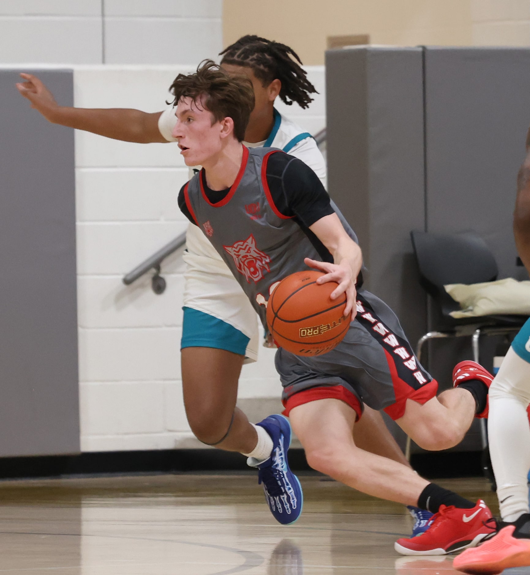 Dallas Woodrow Wilson's Michael Best (13) drives around the defense of a Frisco Panther...