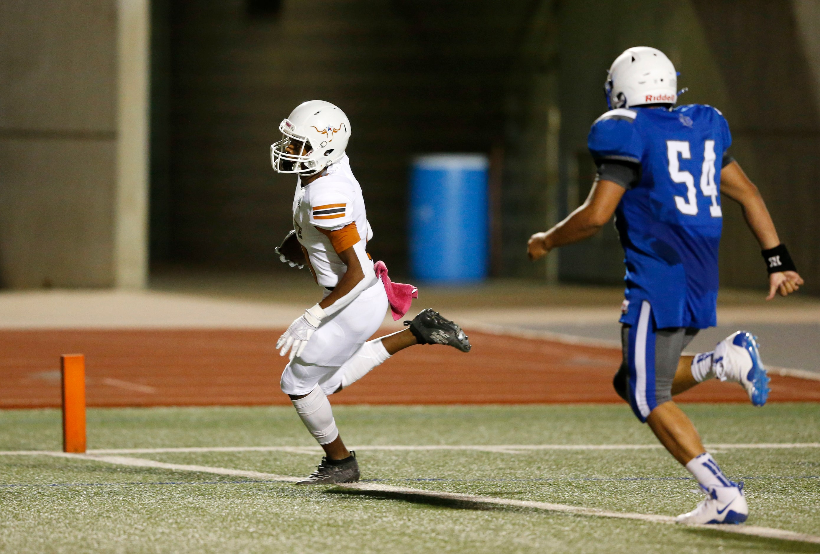 W.T. White's Dejon Baker (9) runs in for a touchdown as Carrollton R.L. Turner's Hector...