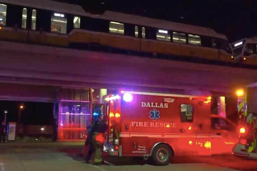 Una ambulancia atiende a una persona herida de bala en el DART, en la estación Inwood/Love...