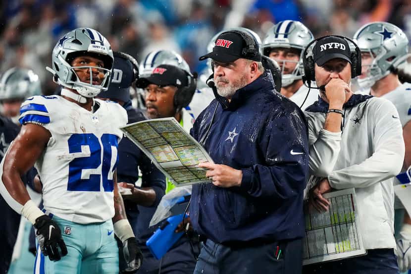 Dallas Cowboys head coach Mike McCarthy callas in a play on the sidelines with running back...
