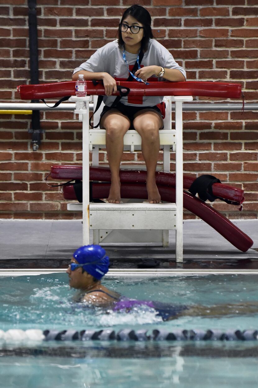 Betty Barrera, de 22 años, es una de las salvavidas en Bachman Indoor Pool, en Dallas. BEN...