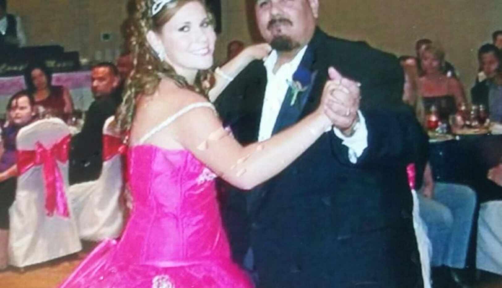 Alexus Garcia (izq.) baila con su padre durante una fiesta familiar hace unos años. (FAMILIA...