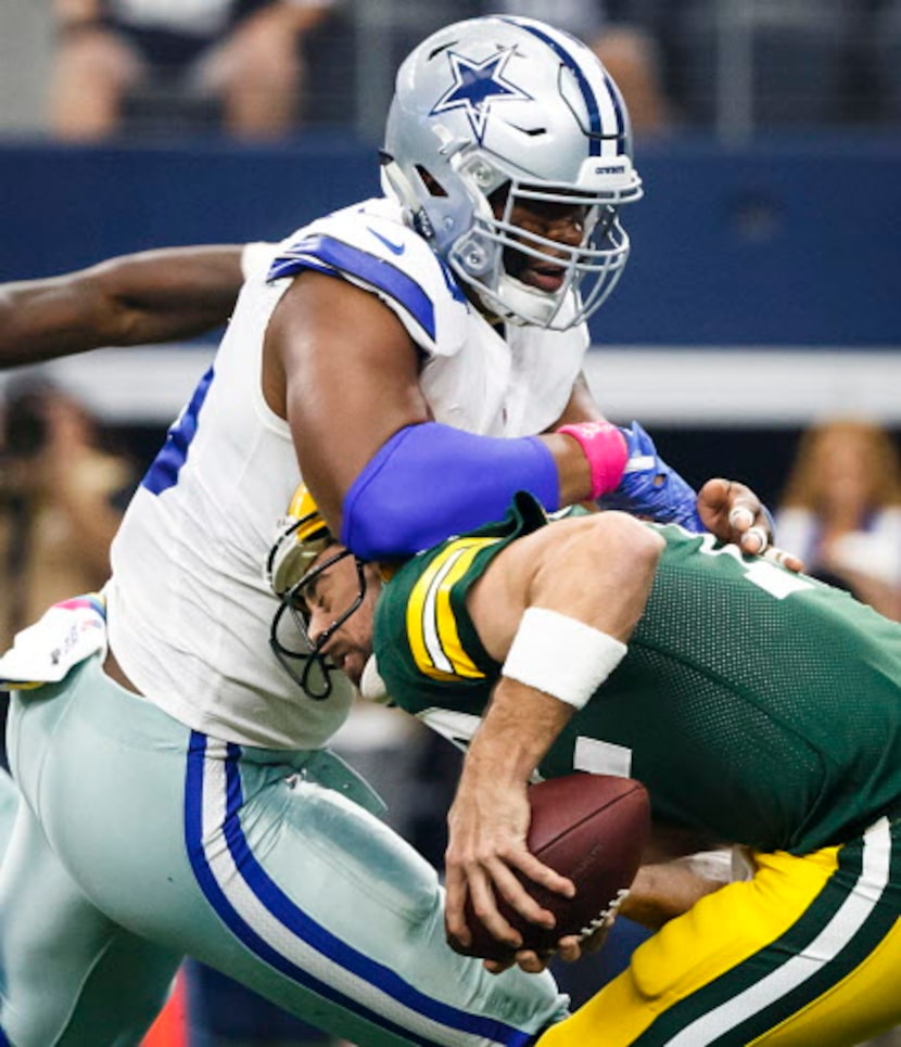 Aaron Rodgers es capturado por David Irving. Foto DMN