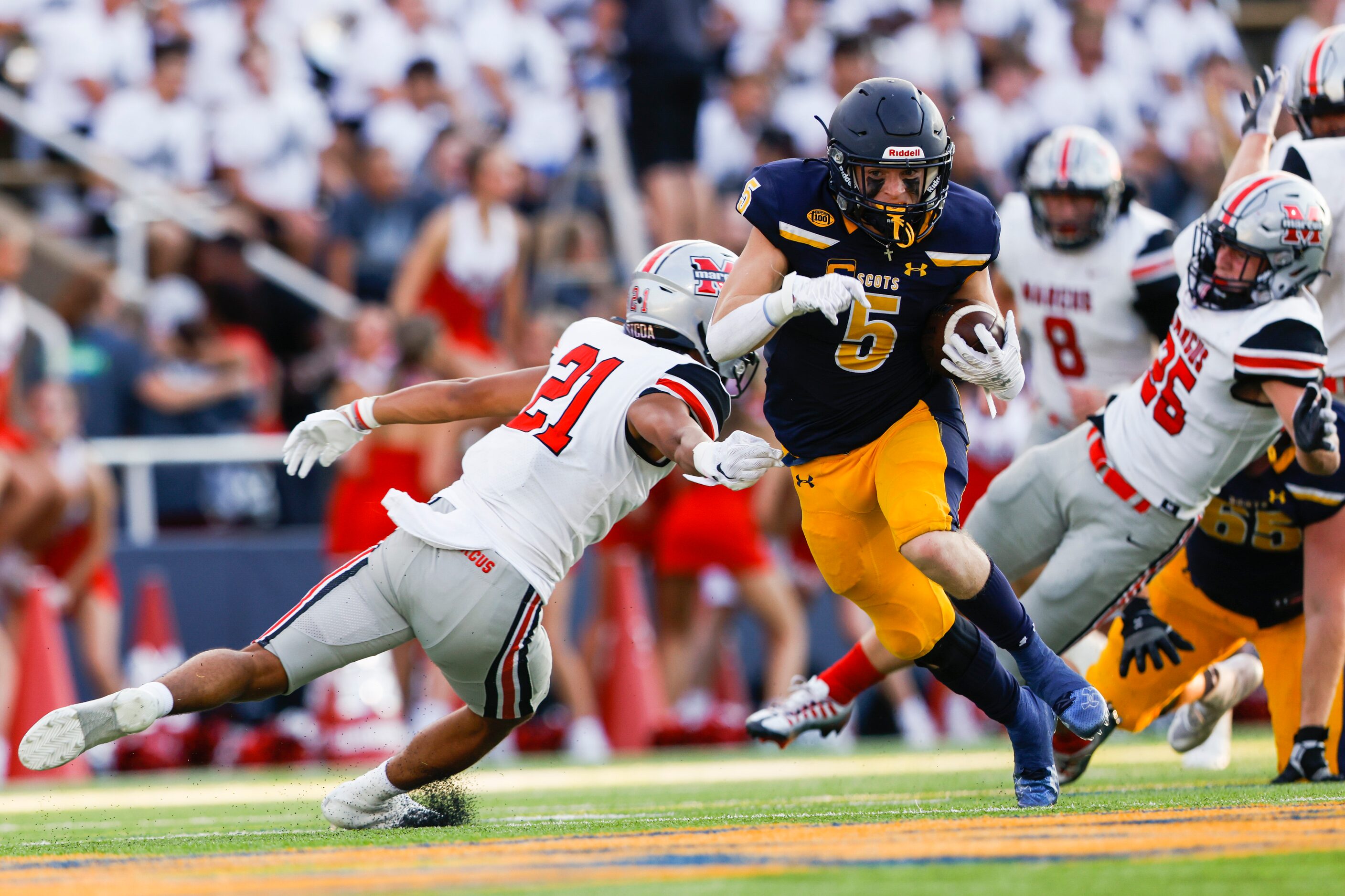 Highland Park running back Jay Cox (5) evades Flower Mound Marcus defensive back Drew...