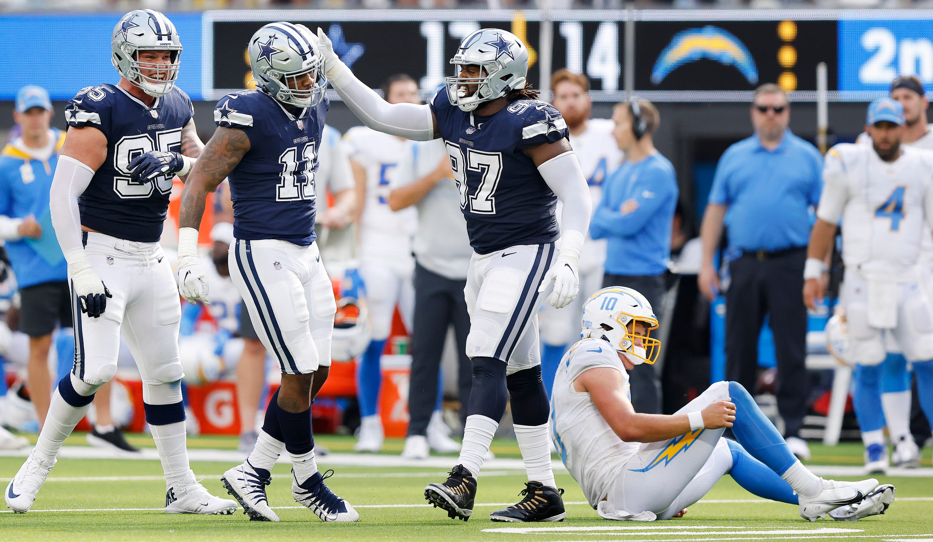 Dallas Cowboys linebacker Micah Parsons (11) and Leighton Vander Esch (55)  huddle with other defensive player during a Thanksgiving day NFL football  game against the Las Vegas Raiders, Thursday, Nov. 25, 2021