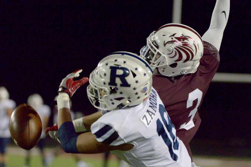 Red Oak’s Elijah Shaw (3) knocks away a pass intended for Richland’s Mark Zamora (18)  in...