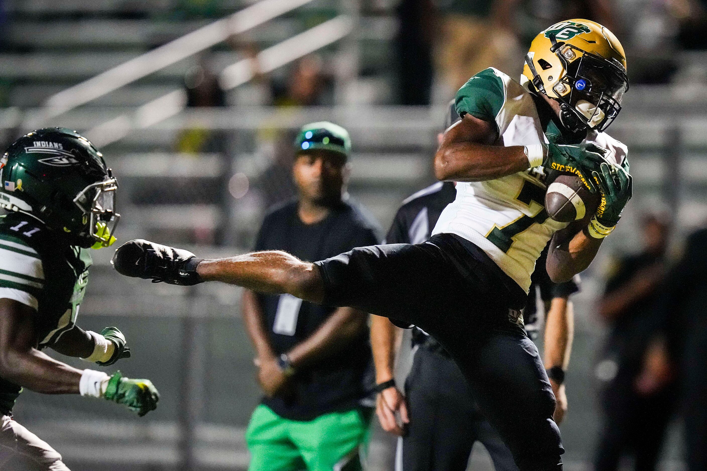 DeSoto  wide receiver Antonio Pride Jr. (7) catches a 17-yard touchdown pass as Waxahachie...