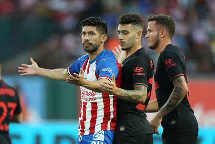 el Atlético de Madrid se enfrentaron a las Chivas el martes por la noche en Arlington por la...