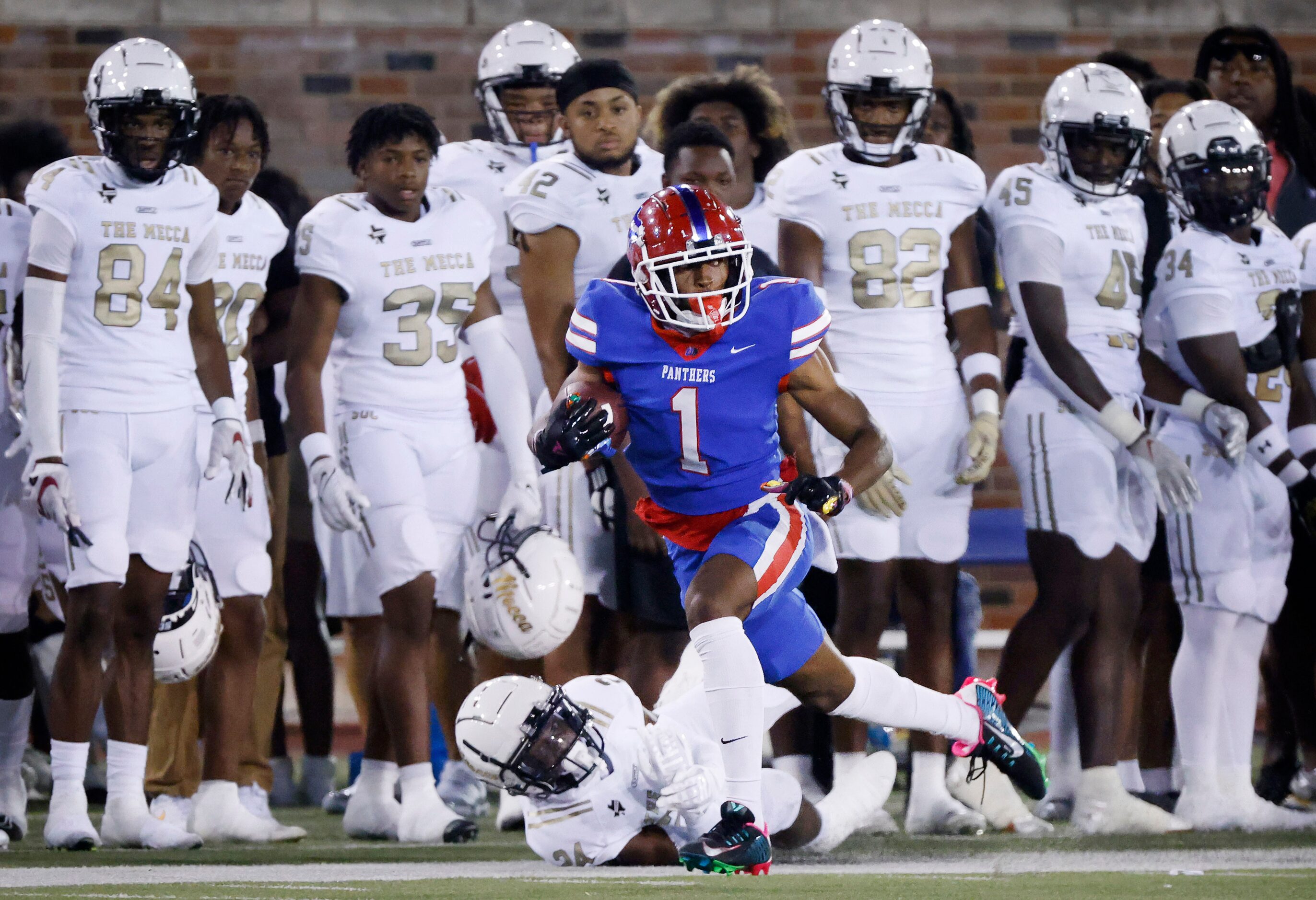 South Oak Cliff defensive back Tobias Gary (24) attempted to tackle Duncanville wide...