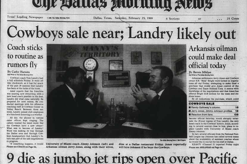 La portada de The Dallas Morning News del 25 de febrero de 1989 informando que la venta de...
