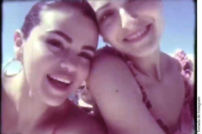 Selena Gomez (izq.) compartió un video de sus vacaciones en Sidney.
