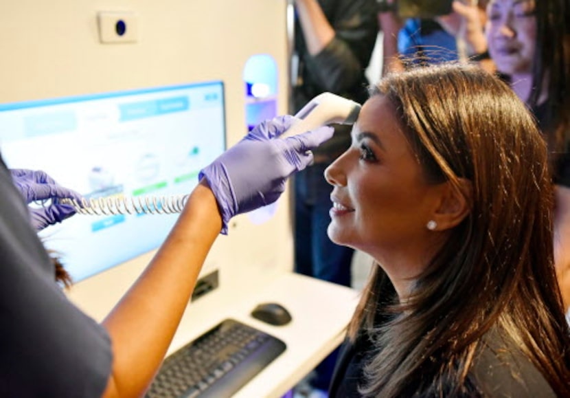 Eva Longoria recibe un examen médico en el kiosko de salud del complejo de apartamentos en...