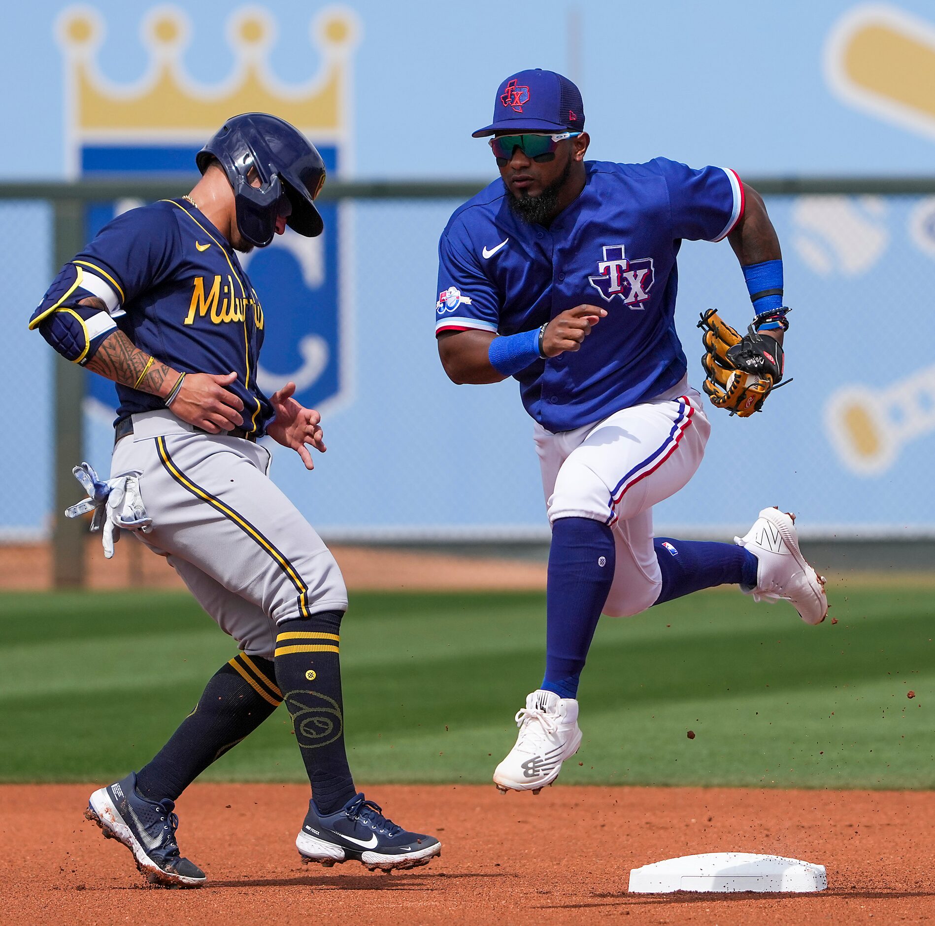 Texas Rangers Yonny Hernandez beats  Milwaukee Brewers second baseman Kolten Wong to the...