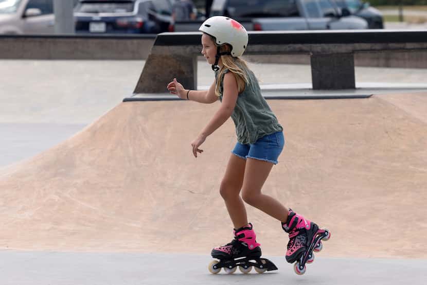 McKendrick McCoy, de 8 años, patina en el Jon Comer Skatepark de Garland, el 16 de...