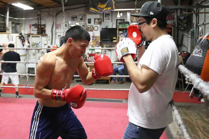 Vergil Ortiz (izq.) se entrena a diario en el Vivero Boxing Gym de Oak Cliff. (OMAR...