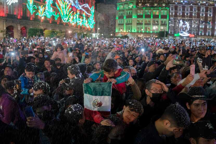 Personas asisten a las celebraciones del Día de la Independencia en el Zócalo de la Ciudad...