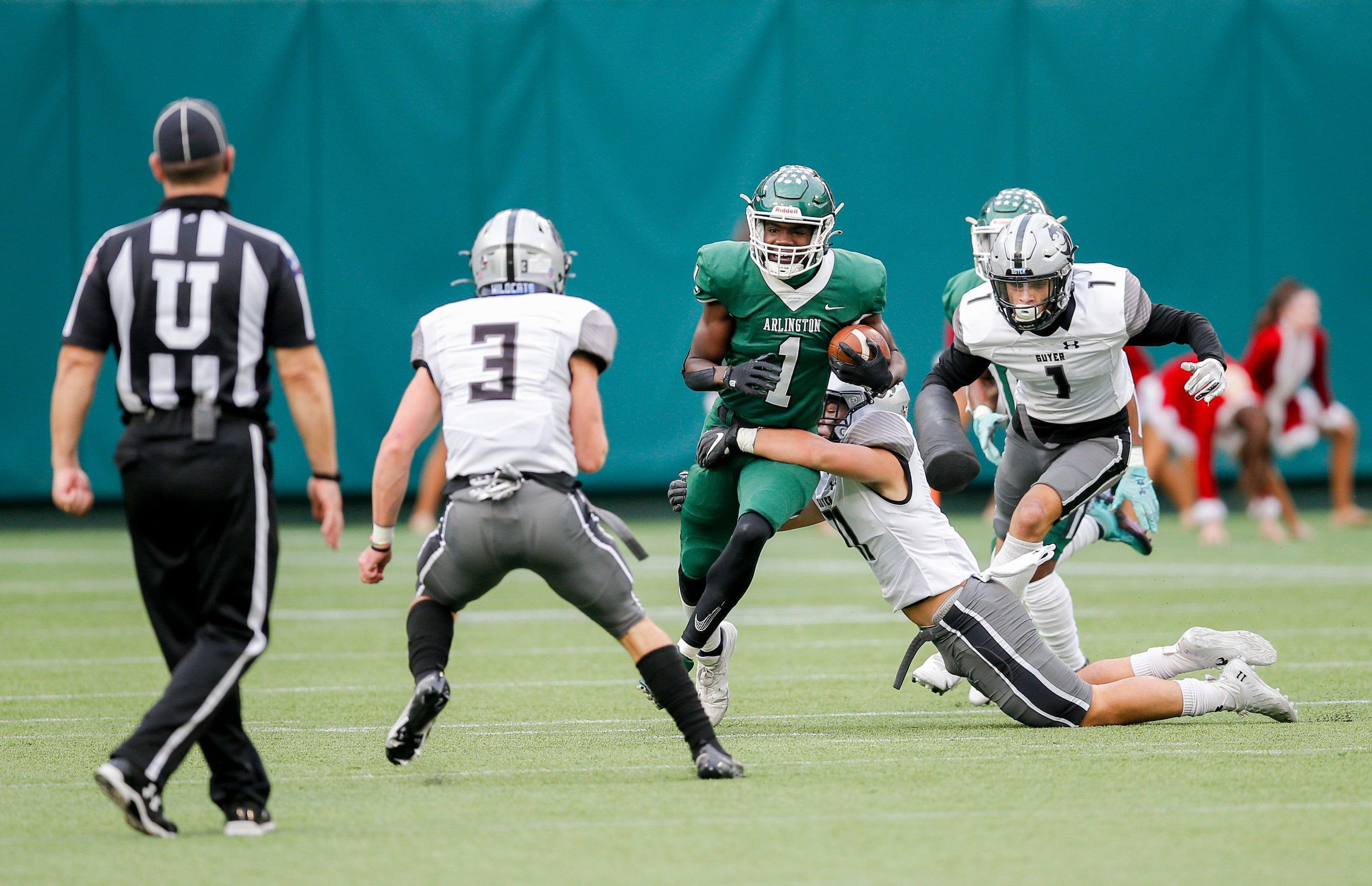 Arlington sophomore wide receiver Jaylen Anderson (1) looks for room against Denton Guyer...