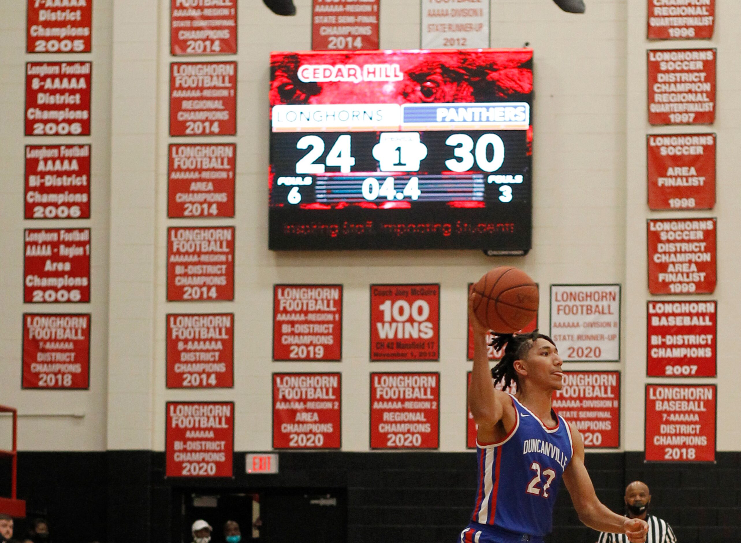 Duncanville guard Davion Sykes (22) passes to a teammate during first half action against...