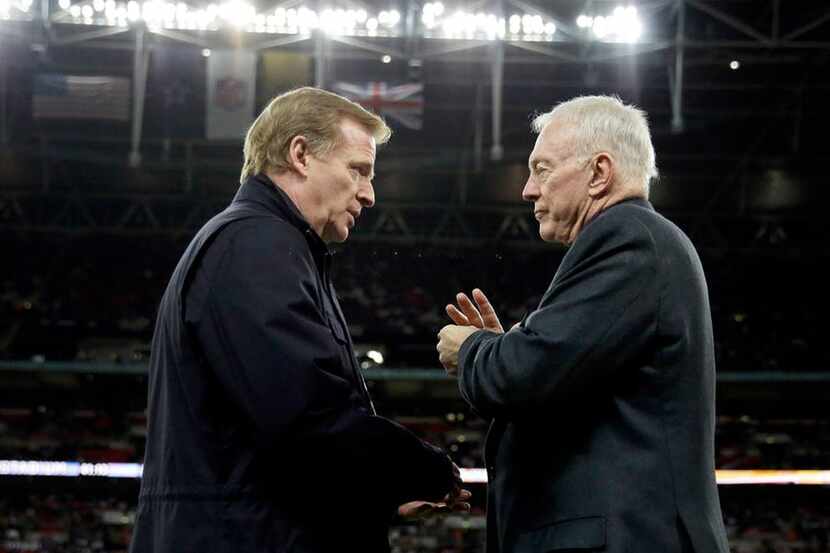 Jerry Jones (der.) de los Dallas Cowboys se reúne este lunes con el comisionado Roger...