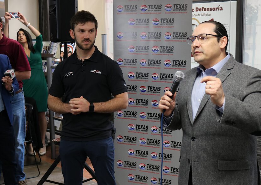 El piloto mexicano Daniel Suárez junto al el Cónsul General Francisco de la Torre Galindo en...