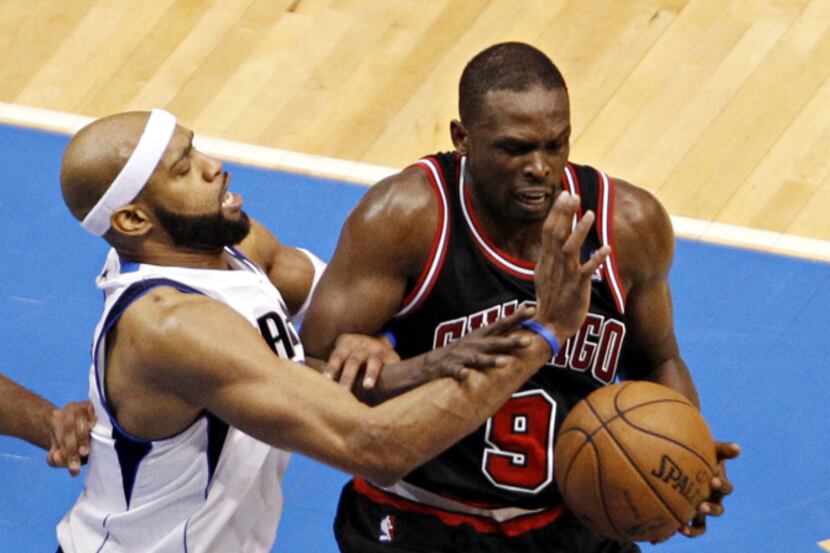 Dallas Mavericks shooting guard Vince Carter (left) defends Chicago Bulls small forward Luol...