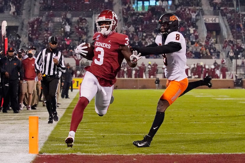 Oklahoma tight end Mikey Henderson (3) carries for a touchdown past Oklahoma State defender...