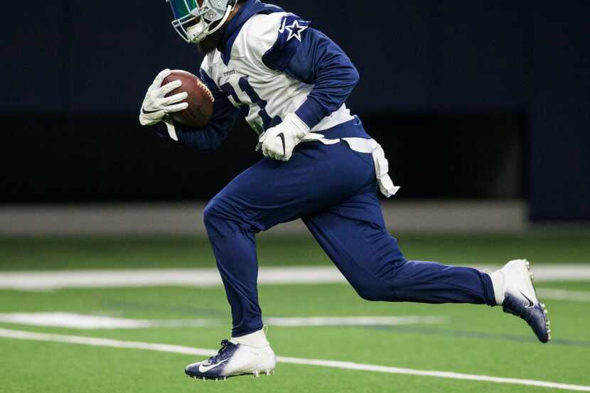 Dallas Cowboys running back Ezekiel Elliott (21) runs the ball during a Dallas Cowboys OTA...