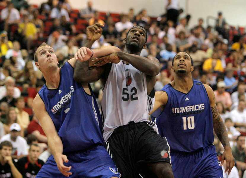 ORG XMIT: *S0420395472* Portland Trailblazers' Greg Oden, center, battles for position with...