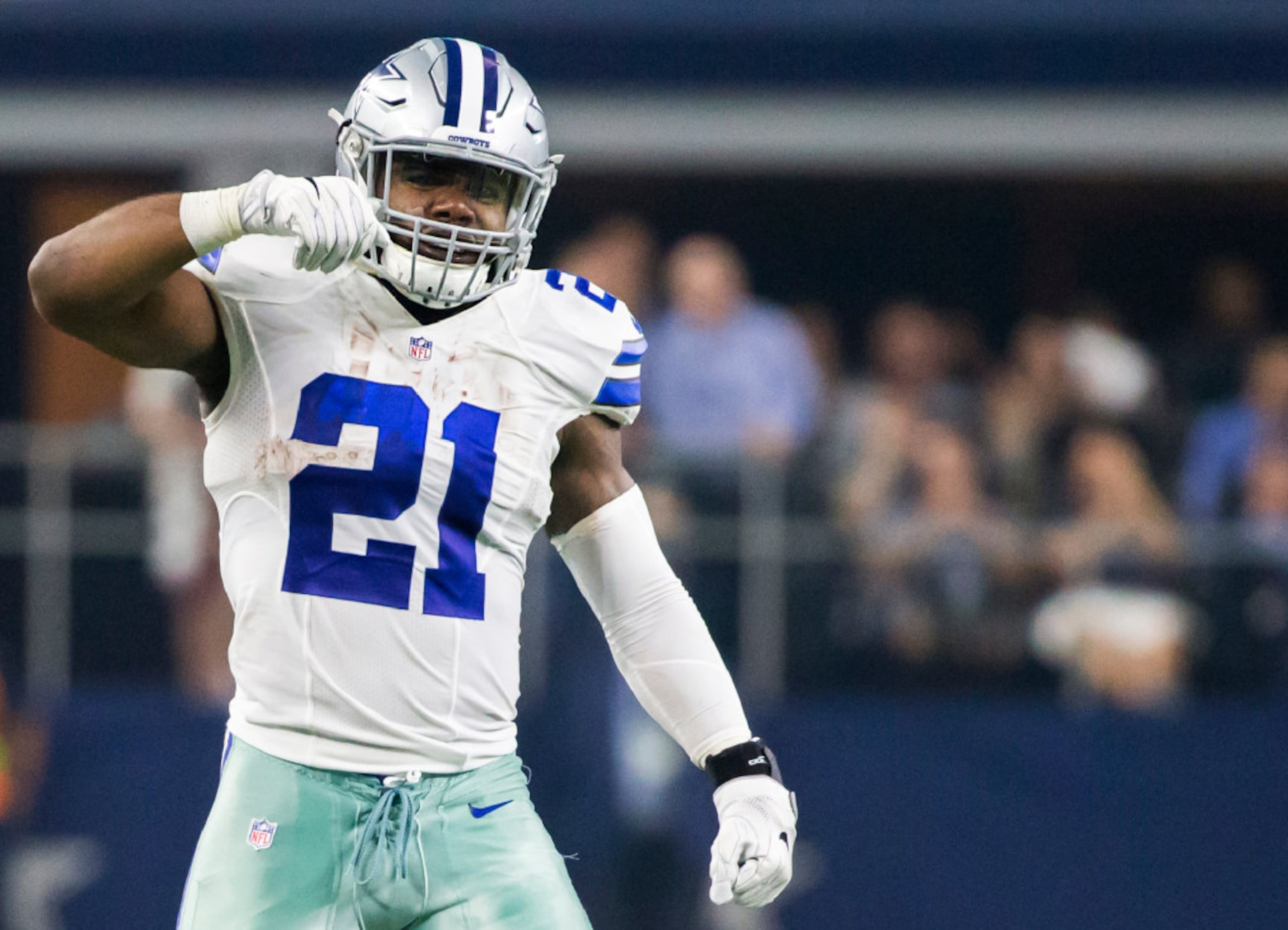 Ezekiel Elliott's cleats for Thursday's game show a picture of his good dog