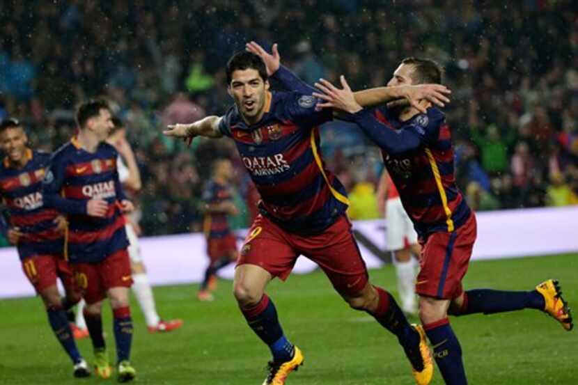 El uruguayo Luis Suárez, del Barcelona, celebra tras anotar el segundo gol de su equipo ante...