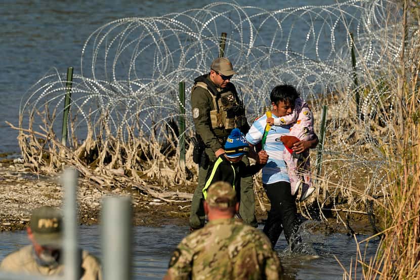 Agentes detienen a migrantes en la frontera entre Texas y México, en Eagle Pass, Texas, el 3...