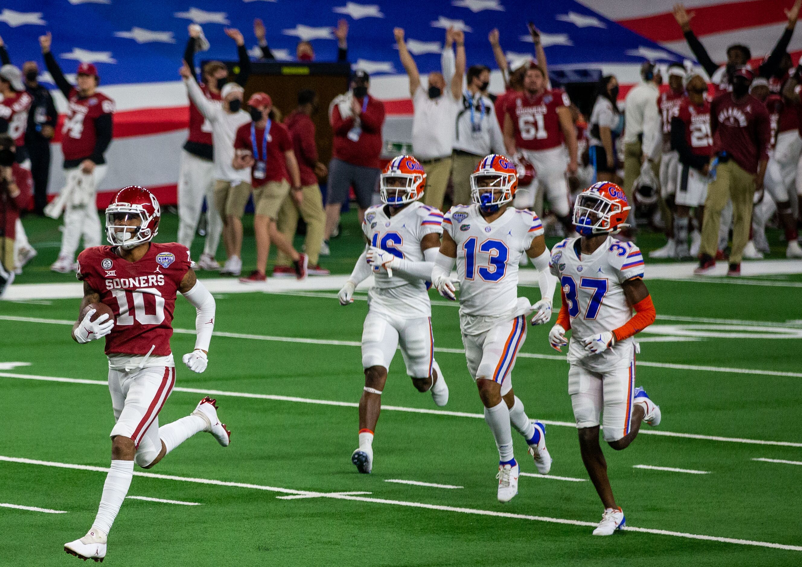 Oklahoma wide receiver Theo Wease (10) races past the Florida defense on 36-yard touchdown...