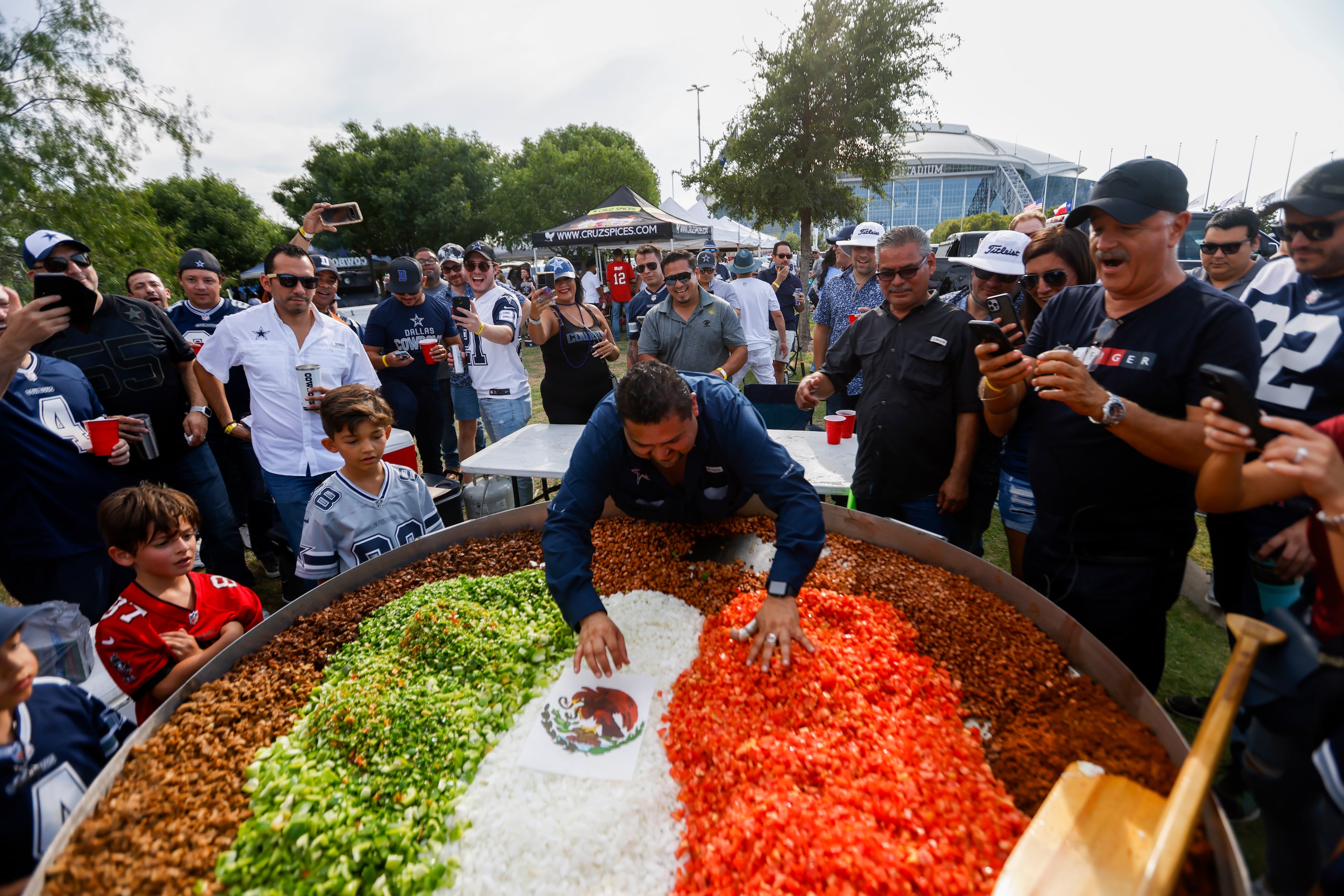 Alberto Arjoma of Reynosa, Tamaulipas puts the coat of arms of Mexico as the finishing touch...