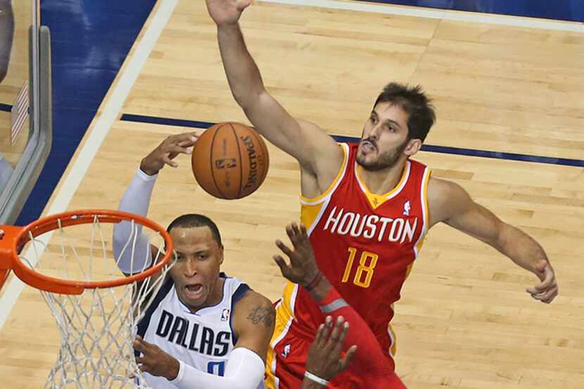  November 20, 2013--Dallas' Shawn Marion (0) dishes off as he drives the lane between...