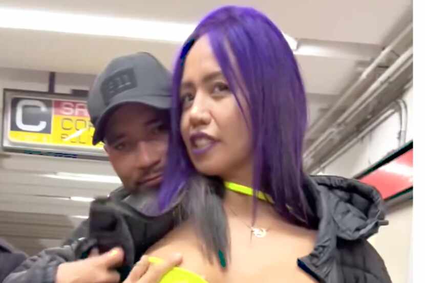 Mujer Luna Bella en una imagen sacada del video porno que grabó en el metro de la CDMX y...