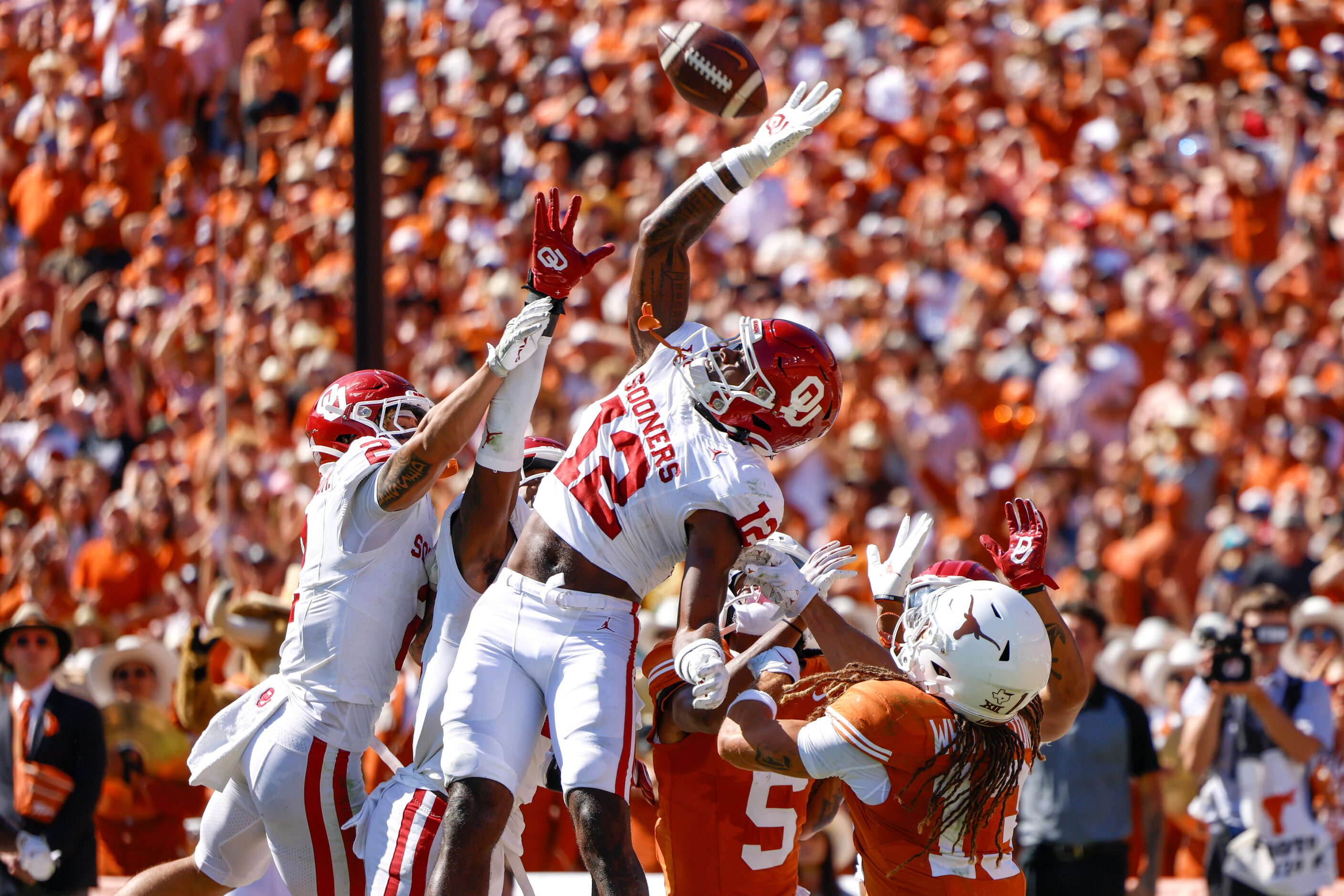 Oklahoma defensive back Key Lawrence (12) blocks the final touchdown throw towards Texas...