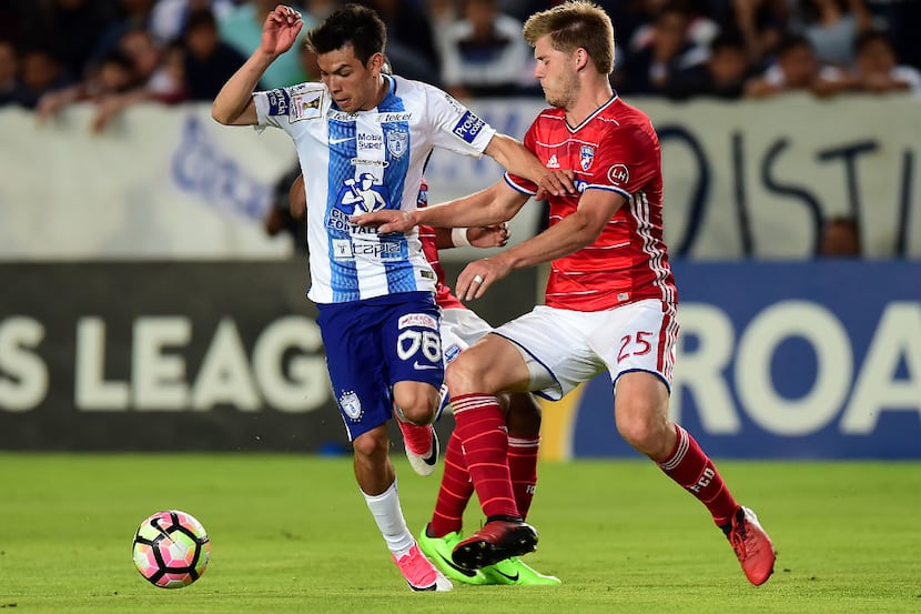 Mexico's Pachuca player Hirving Rodrigo Lozano (L) vies for the ball with Walker Zimmerman...