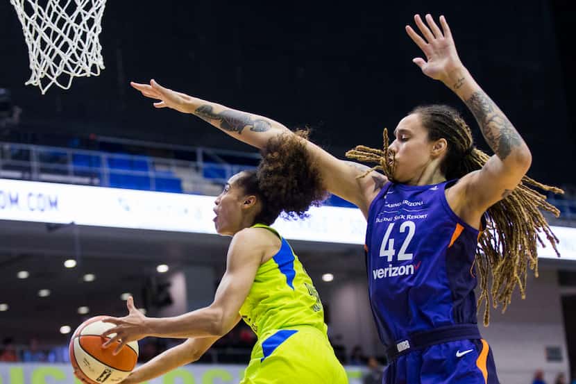 Dallas Wings guard Skylar Diggins-Smith (4) goes up for an alley-oop under Phoenix Mercury...