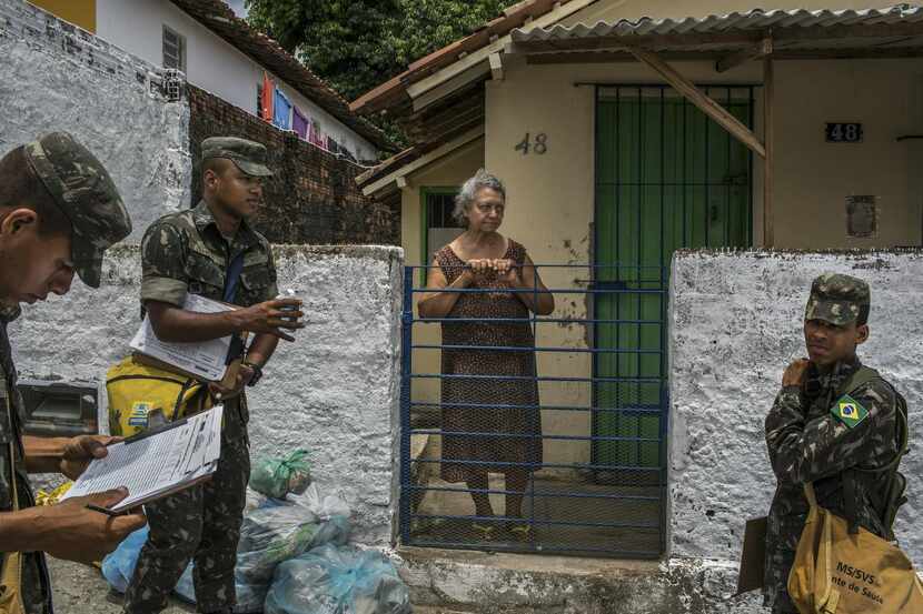 Soldados brasileños se encargan de fumigar para evitar más casos de zika. NYT
