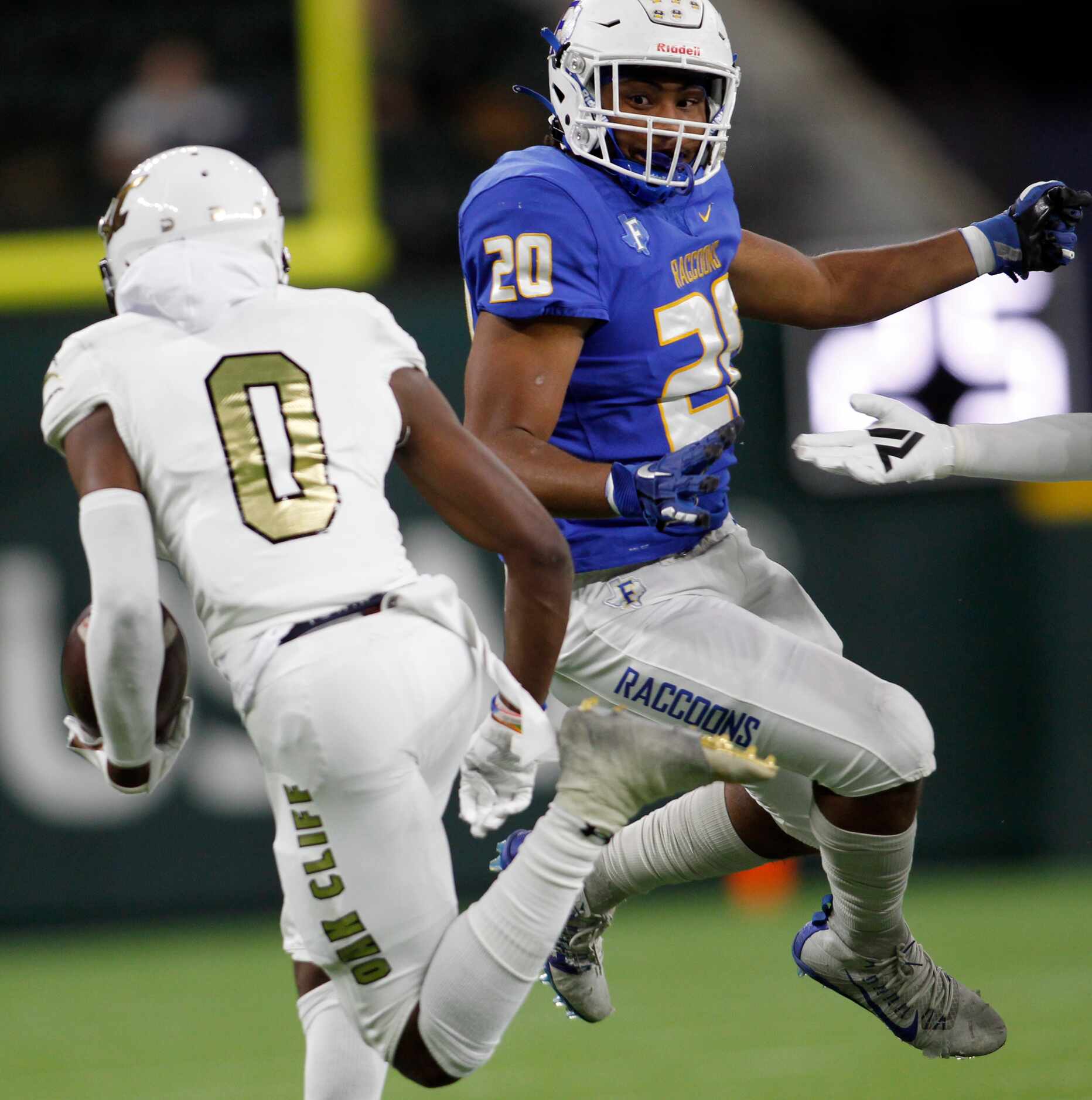 South Oak Cliff's Jayvon Thomas (0) makes a long punt return as he makes a cut to avoid the...