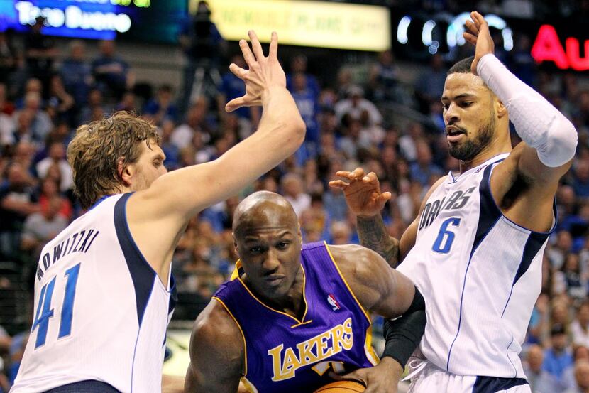 Los Angeles Lakers power forward Lamar Odom (7) drives between Dallas Mavericks power...